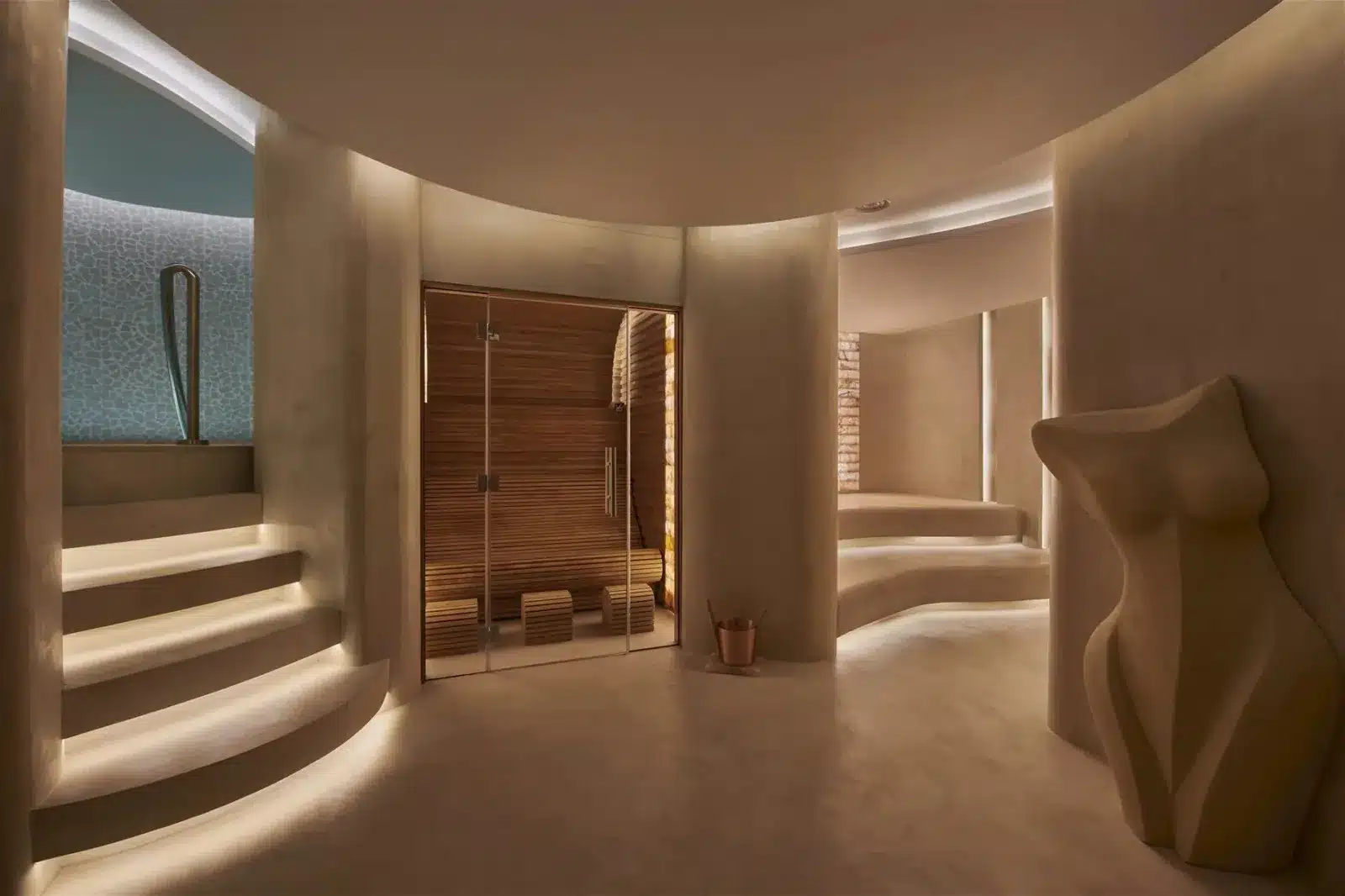 Lavasteen gietvloer – wellness & spa project in natuurlijke tinten Luxe spa met lavasteen gietvloer, organische vormen en indirecte led-verlichting