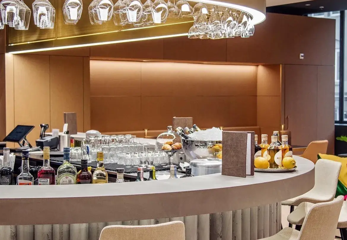 hotelbar-rond-eiland-ledverlichting-likeur-flesdisplay
